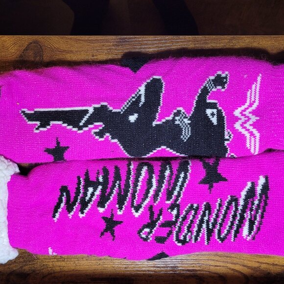Wonder Woman Hot Pink Slipper Sock Booties OS Fits Most - Picture 2 of 6